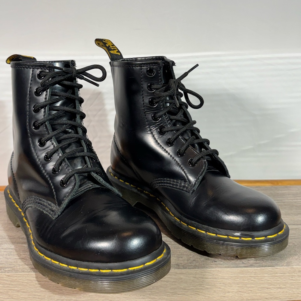 Dr. Martens 11822 Leather Air Wair Combat Boots 8 Eye Lace Up Men’s 6 Women’s 7